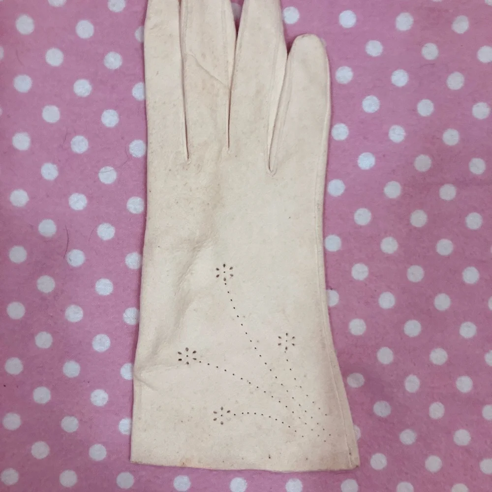 Elegant Cream Gloves